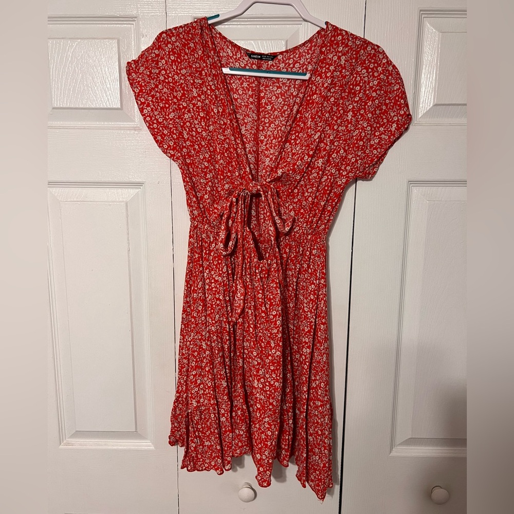 Flowy summer dress with cutout